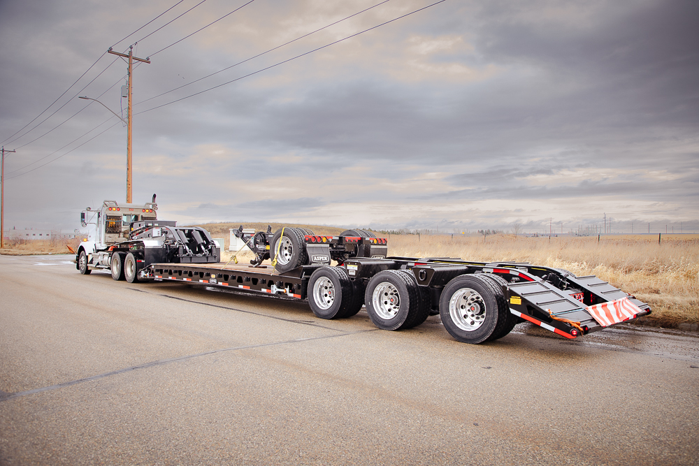55 Ton Triaxle Hydraulic Gooseneck MUSTANG 55 Ton Triaxle Hydraulic Gooseneck MUSTANG - image 1 of 5